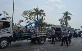 Melaju Zig-Zag, Mobil Pikap di Lamongan Tabrak Rambu Jalan dan Pedagang Rujak, 2 Orang Terluka