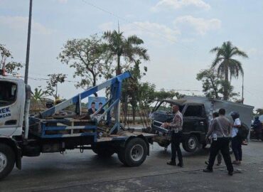 Melaju Zig-Zag, Mobil Pikap di Lamongan Tabrak Rambu Jalan dan Pedagang Rujak, 2 Orang Terluka