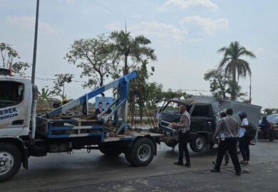 Melaju Zig-Zag, Mobil Pikap di Lamongan Tabrak Rambu Jalan dan Pedagang Rujak, 2 Orang Terluka
